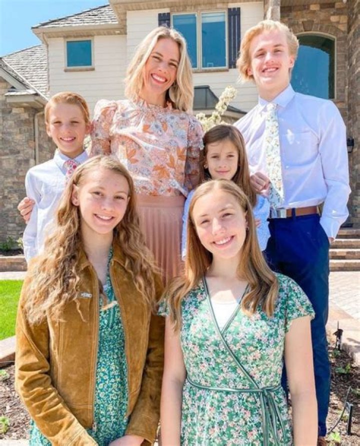 8 Passengers Biography And Net Worth