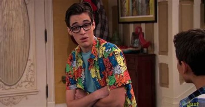 Does Joey Bragg have a twin? What is Joey Bragg’s real name? Is Joey older than Liv and Maddie?