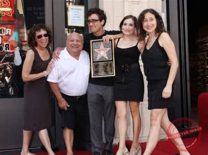 Grace Fan Devito (Danny DeVito Daughter) Age, Bio, Wiki, Height, Weight, Boyfriend, Net Worth, Facts