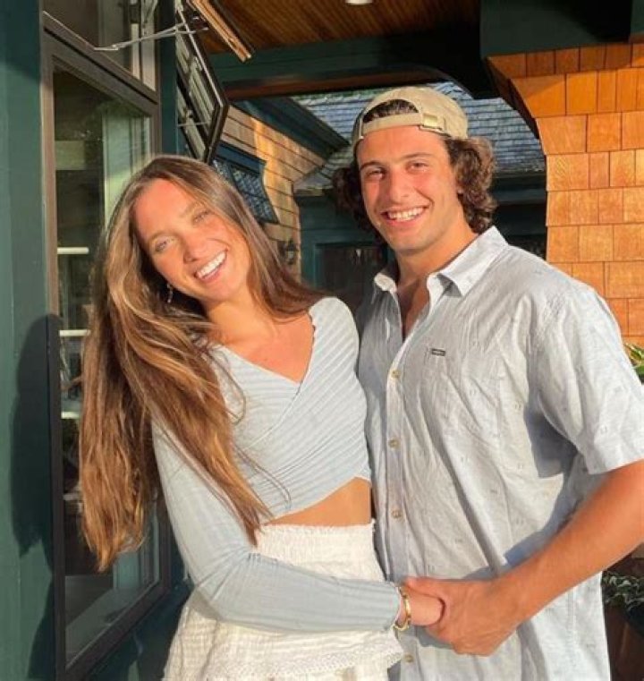 Hannah Meloche- Net worth, Age, Bio, Height, Boyfriend, YouTube, Career