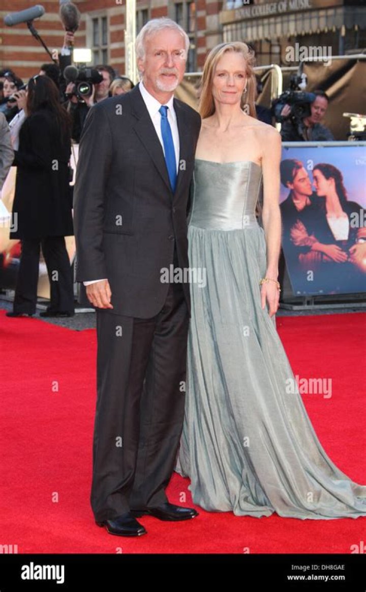 Is James Cameron’s wife in Titanic? Is Suzy Amis still married to James Cameron?