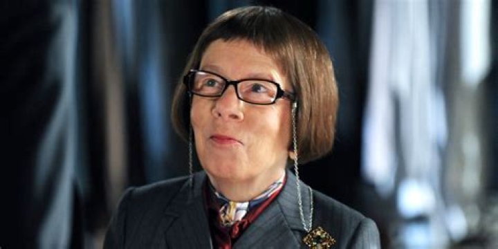 Linda Hunt: Wife, net worth, tattoos, smoking & body measurements