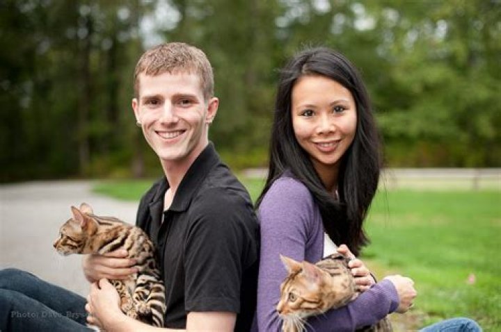 Linus Sebastian: Wife, net worth, tattoos, smoking & body facts