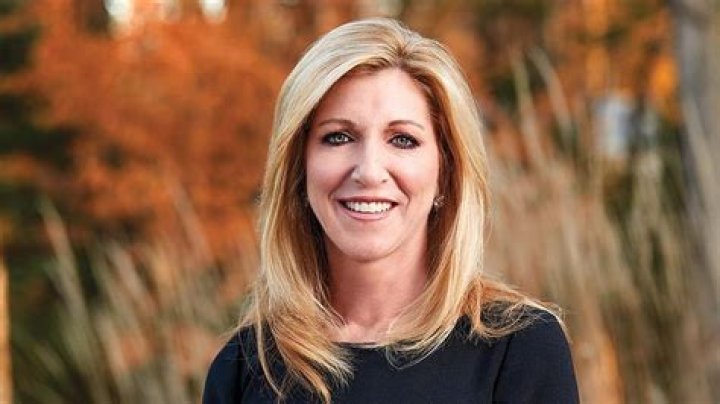 Stephanie Link Net Worth: Bio, Wiki, Age, CNBC, Husband, Married, Daughter, 10 Stocks To Buy, Portfolio, Holdings and Salary