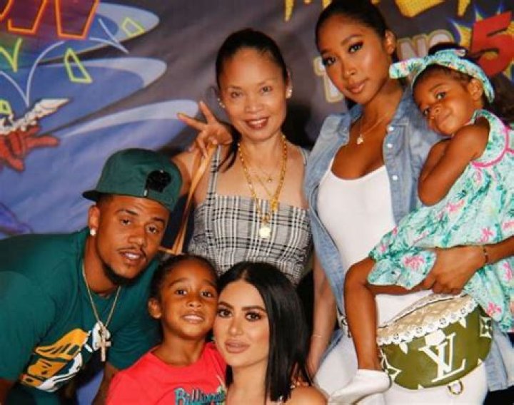 What nationality is Apryl Jones mother?